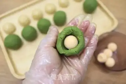Make Green bean milk mooncake step 4