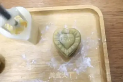 Make Green bean milk mooncake step 9