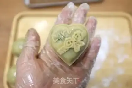 Make Green bean milk mooncake step 10