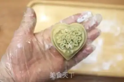 Make Green bean milk mooncake step 11