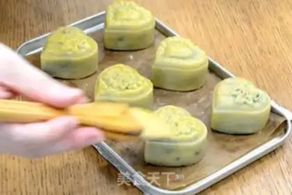 Make Green bean milk mooncake step 14