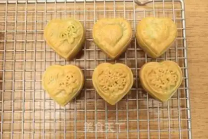 Make Green bean milk mooncake step 16