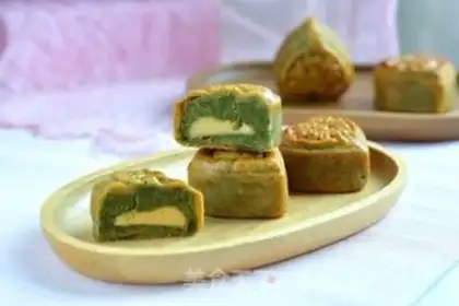 Make Green bean milk mooncake step 17