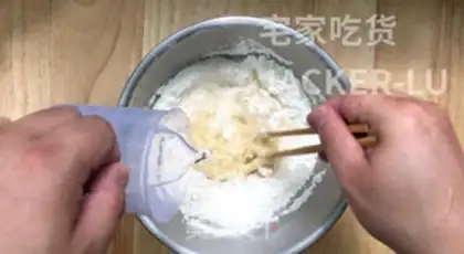 Make Squeeze meat mooncake step 1