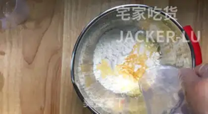 Make Squeeze meat mooncake step 5