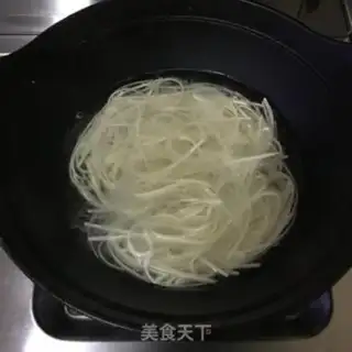 Make Salmon willow noodles step 1