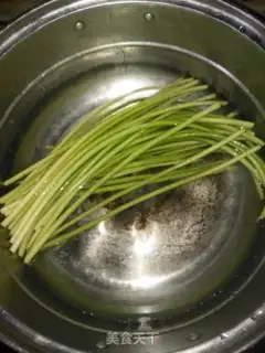 Make Hands tore garlic step 1