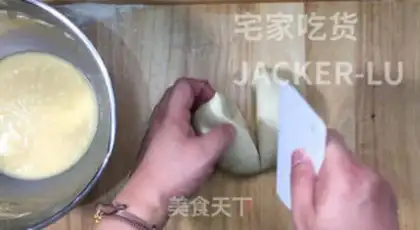 Make Squeeze meat mooncake step 12