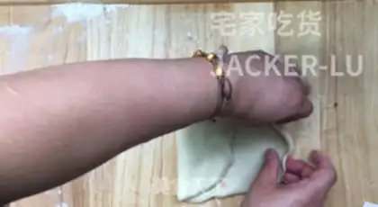 Make Squeeze meat mooncake step 17