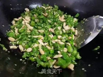 Make Pie pepper and peanut rice step 3
