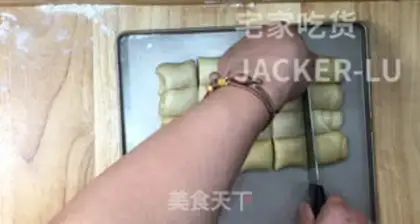 Make Squeeze meat mooncake step 23