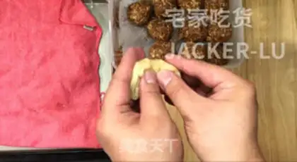 Make Squeeze meat mooncake step 24