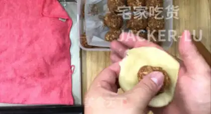 Make Squeeze meat mooncake step 26