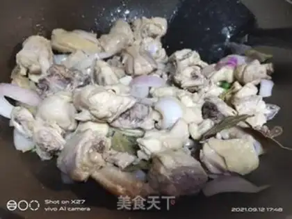 Make Curry potato chicken step 1
