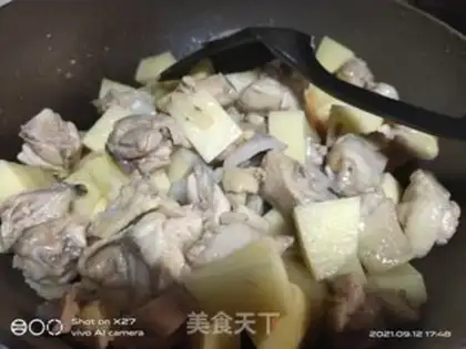 Make Curry potato chicken step 2