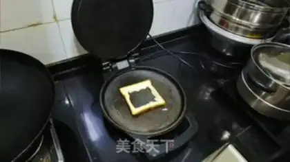 Make Toast fried eggs step 4