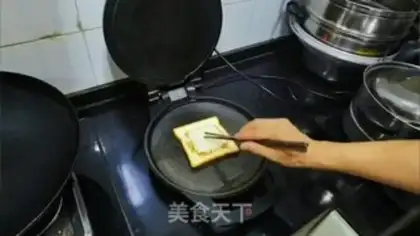 Make Toast fried eggs step 7