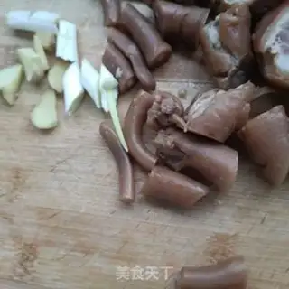 Make The peanuts burn the tail step 1