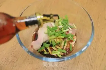 Make Soy chicken-legged rice step 1