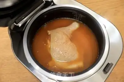 Make Soy chicken-legged rice step 5