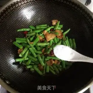 Make Meatloaf and four season beans step 4