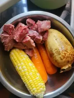 Make Lotus carrots, cornbone soup step 0