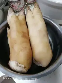 Make Peaches pig hand soup step 0