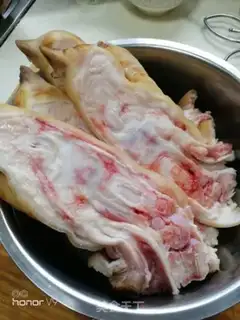 Make Peaches pig hand soup step 1