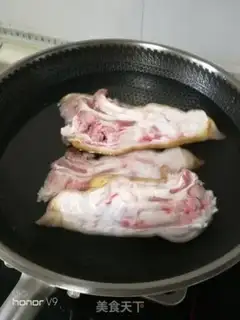 Make Peaches pig hand soup step 2