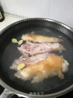 Make Peaches pig hand soup step 3