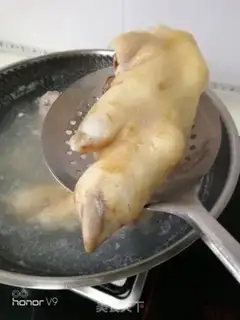 Make Peaches pig hand soup step 5