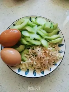 Make Shrimp cucumber fried eggs step 0