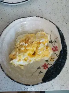 Make Shrimp cucumber fried eggs step 1