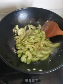 Make Shrimp cucumber fried eggs step 2