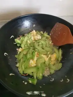 Make Shrimp cucumber fried eggs step 3