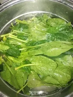 Make The spinach egg is covered step 1