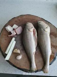 Make Dry-burned yellow fish step 0