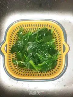 Make The spinach egg is covered step 2