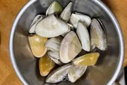 Make Roach clam soup step 1