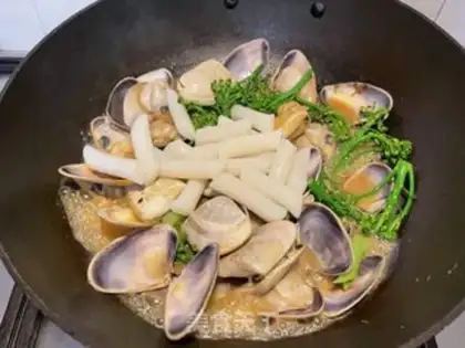 Make Flower clams and fried cake step 3