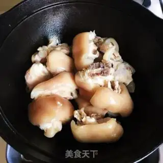 Make A casserole with pig hoofs step 0