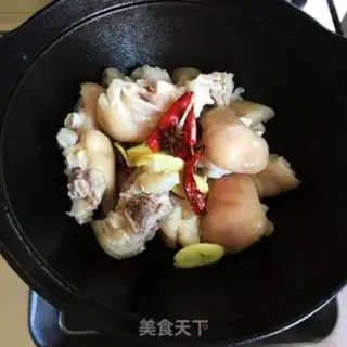 Make A casserole with pig hoofs step 1