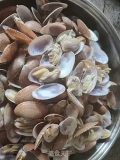 Make Spicy oil clams step 1