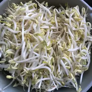 Make Low-fat bean sprouts step 0