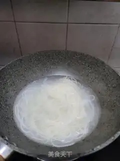 Make Tomato egg noodles step 1