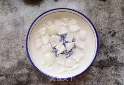 Make cucumber onions mixed with sea cucumber step 1