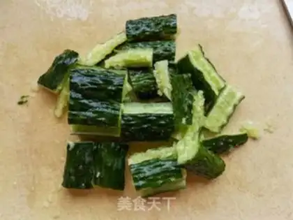 Make cucumber onions mixed with sea cucumber step 2