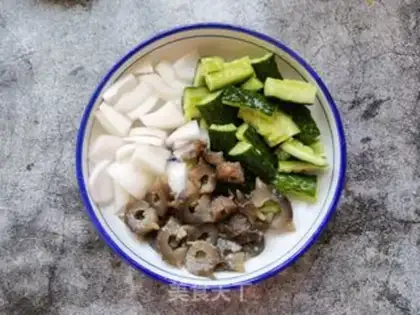 Make cucumber onions mixed with sea cucumber step 5