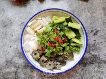 Make cucumber onions mixed with sea cucumber step 8