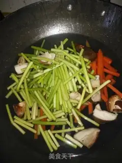 Make Garlic mushroom fried eggs step 5